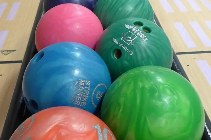 gfb70bcb6d4128b79553257654f1dd6b52657081f3d1db94f5e68180e05094fc2993b5965eb9c3e56e502c8f086898c65_1280-511700 skittles, ball, sports, bowling